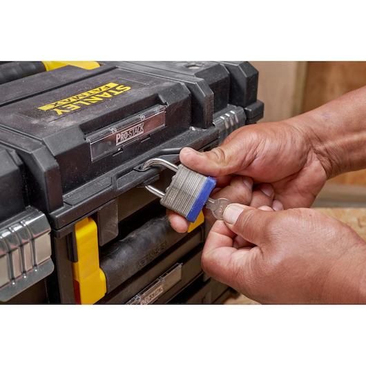 Комплектът куфар и модул с две чекмеджета stanley fatmax pro stack fmst1 71981